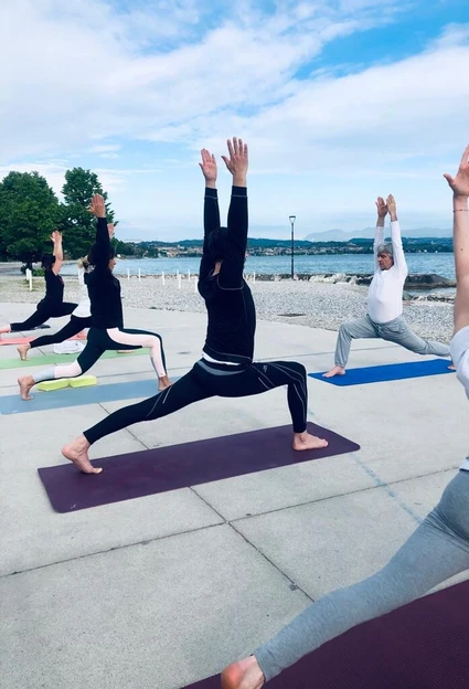 Yoga-Gruppenunterricht in der Morgendämmerung am Gardasee 2