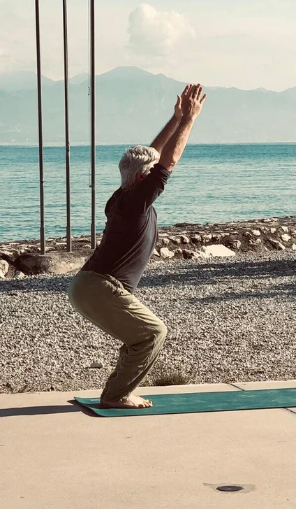 Lezione di yoga di gruppo all'alba al Lago di Garda 1