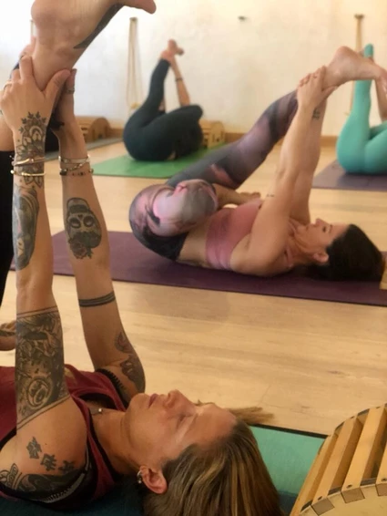 Lezione di yoga in gruppo in studio a Rivoltella del Garda 1