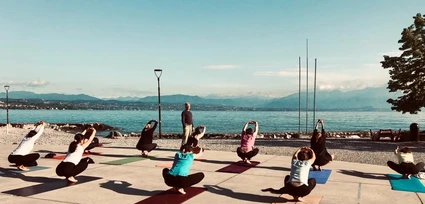 Lezione di yoga all'alba su terrazza di fronte al Lago di Garda 1