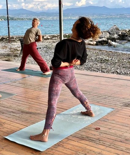 Individual yoga lesson at dawn in front of Lake Garda in Rivoltella 2