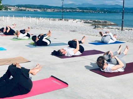 Lezione di yoga all'alba su terrazza di fronte al Lago di Garda 3