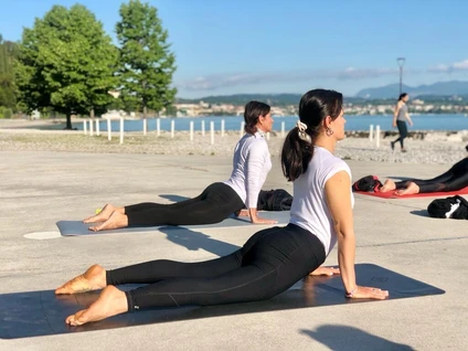 Lezione di yoga all'alba su terrazza di fronte al Lago di Garda 6