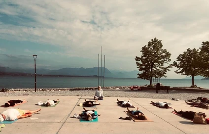 Lezione di yoga all'alba su terrazza di fronte al Lago di Garda 7