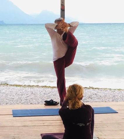 Individual yoga lesson at dawn in front of Lake Garda in Rivoltella 8