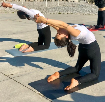 Lezione di yoga all'alba su terrazza di fronte al Lago di Garda 9