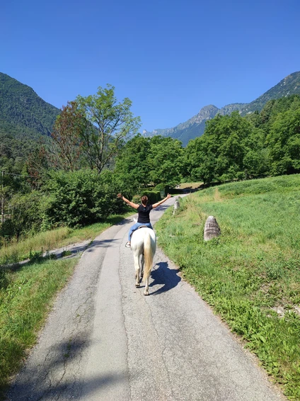 Passeggiata di 2 ore a cavallo tra natura e borghi storici nelle Dolomiti trentine 2