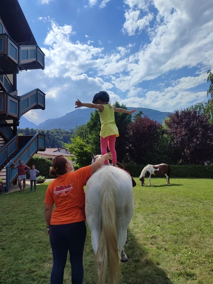 Weg zur Annäherung an das Pferd für Kinder mit Null-Kilometer-Snack im Trentino 5
