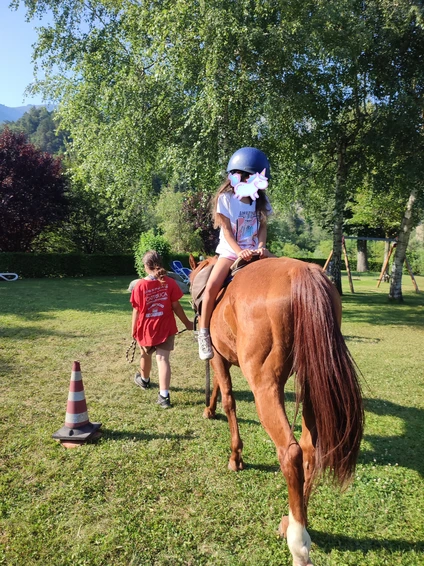 Weg zur Annäherung an das Pferd für Kinder mit Null-Kilometer-Snack im Trentino 8