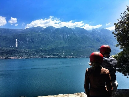 Auf Entdeckungsfahrt der vier Seen auf einer Vespa ab Riva del Garda