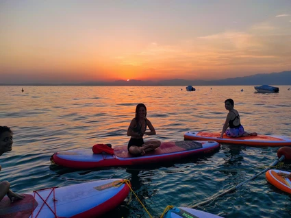 Morgen- und Sonnenuntergang-SUP-Yoga in Bardolino am Gardasee
