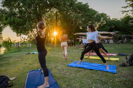Lezione di yoga in gruppo a Bardolino di fronte al Lago di Garda