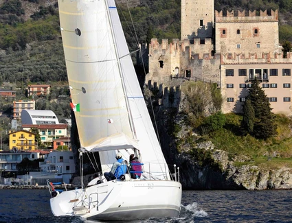 Gita in barca a vela sul Lago di Garda da Peschiera lungo la costa veneta fino a Punta San Vigilio