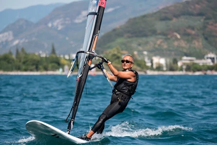 Lezione individuale di windsurf all’alba al Lago di Garda 6