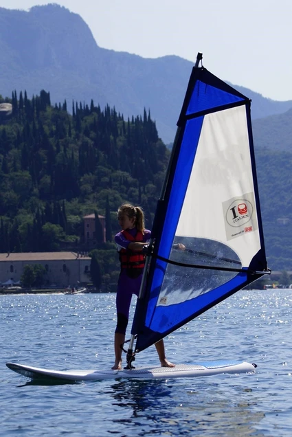 Lezione individuale di windsurf al tramonto in Garda trentino 13