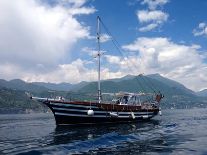 Uscita privata in barca a vela da Toscolano Maderno con pranzo a bordo