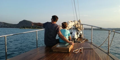 Uscita privata in barca a vela con conducente e aperitivo al tramonto 1