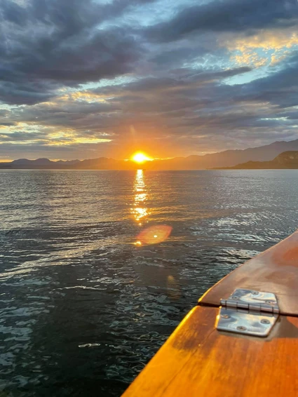 Uscita privata in barca a vela con conducente e aperitivo al tramonto