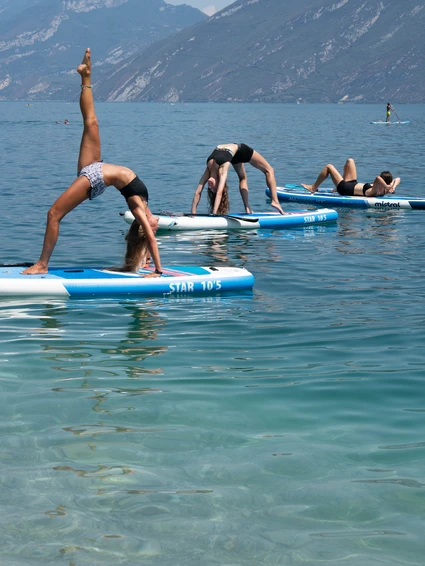 SUP Yoga Gruppenunterricht in Limone sul Garda 3