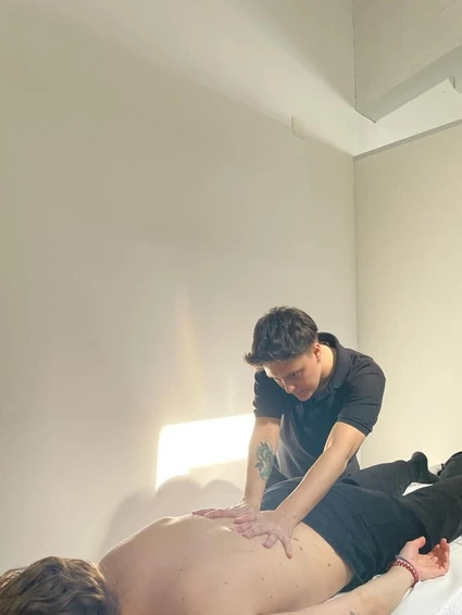 Trattamento massoterapico con massaggiatrice qualificata a Padenghe sul Garda 2