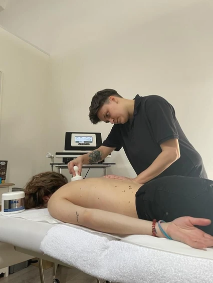 Trattamento massoterapico con massaggiatrice qualificata a Padenghe sul Garda 3