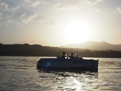Aperitif bei Sonnenuntergang auf dem Elektroboot im Golf von S.Felice 2