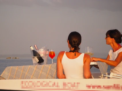 Aperitif bei Sonnenuntergang auf dem Elektroboot im Golf von S.Felice 1
