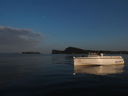 Aperitif bei Sonnenuntergang auf dem Elektroboot im Golf von S.Felice 4