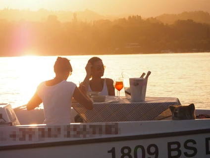 Aperitif bei Sonnenuntergang auf dem Elektroboot im Golf von S.Felice 6