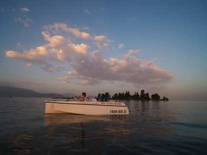 Aperitif bei Sonnenuntergang auf dem Elektroboot im Golf von S.Felice 7