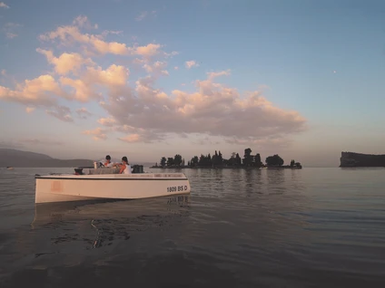 Aperitif bei Sonnenuntergang auf dem Elektroboot im Golf von S.Felice 0