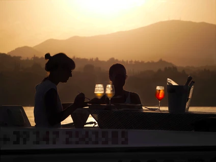 Aperitif bei Sonnenuntergang auf dem Elektroboot im Golf von S.Felice