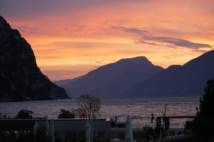 Sunset SUP outing with aperitif at Campione del Garda