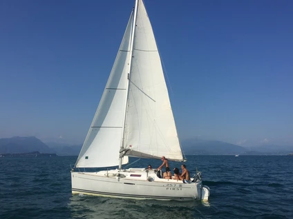 Uscita in barca a vela con skipper: da Desenzano verso l’Isola del Garda 0
