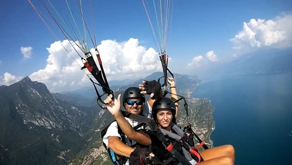 Tandemflug mit dem Gleitschirm: von Monte Pizzocolo zum Gardasee 2 Tandemflug mit dem Gleitschirm: von Monte Pizzocolo zum Gardasee 2