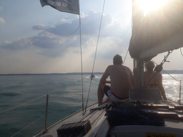 Uscita in barca a vela al tramonto nel bacino di Desenzano del Garda