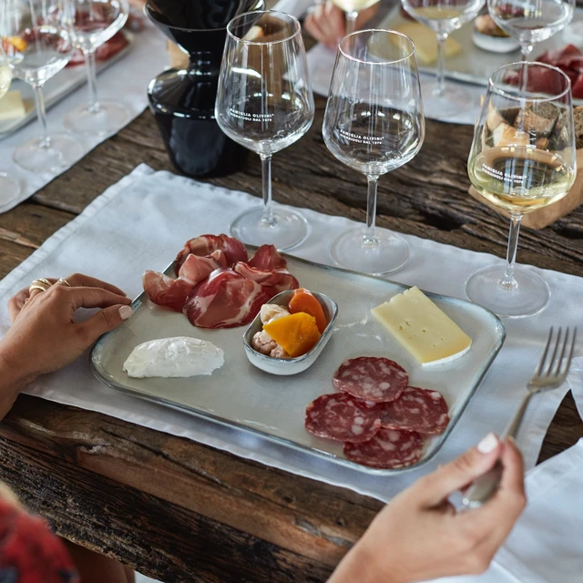 Degustazione di vini in cantina a Sirmione, tra design e tradizione