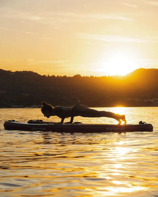 SUP-Yoga bei Sonnenuntergang in der Bucht von Desenzano del Garda