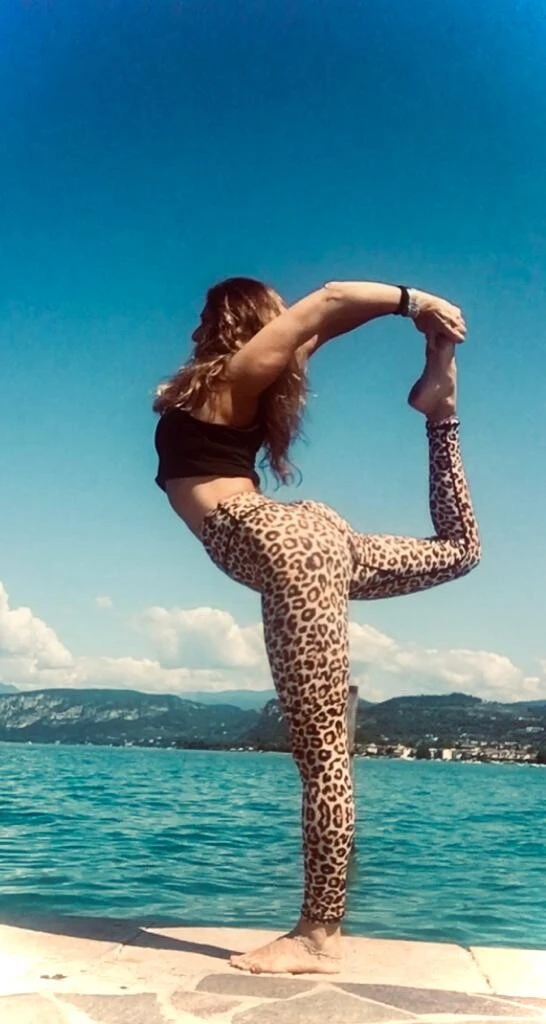Lezione di yoga di gruppo all'alba al Lago di Garda