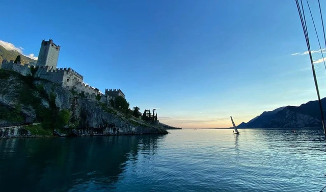 Tour mit Bootsführer ab Gargnano: die beiden Küsten der Gardasee