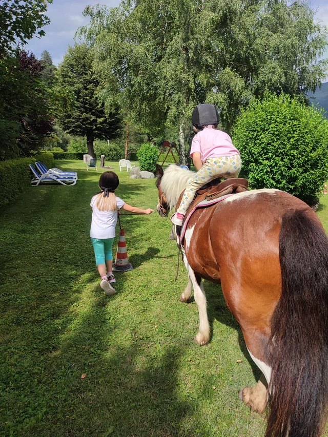 Weg zur Annäherung an das Pferd für Kinder mit Null-Kilometer-Snack im Trentino