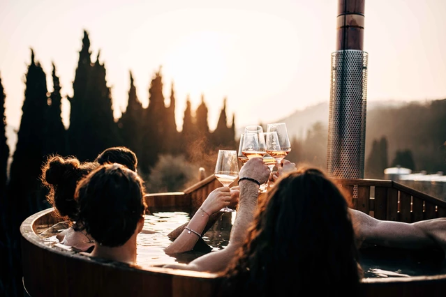 Degustazione di vini in tinozza riscaldata tra i vigneti Degustazione di vini in tinozza riscaldata tra i vigneti