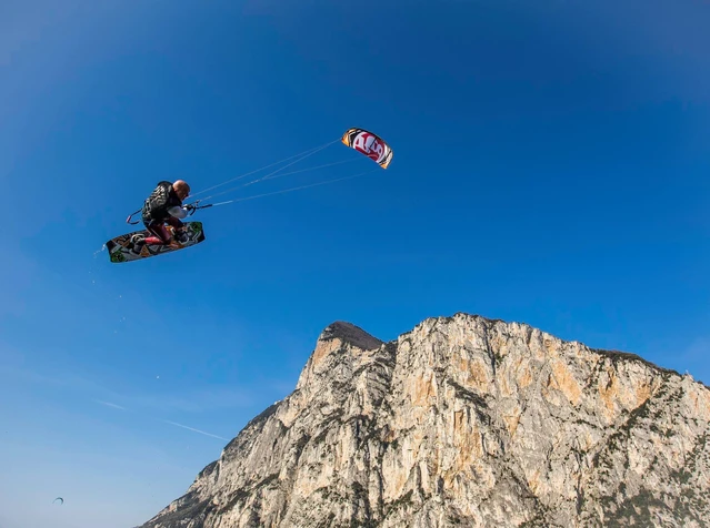 Corso di kitesurf free style a Campione sul Garda
