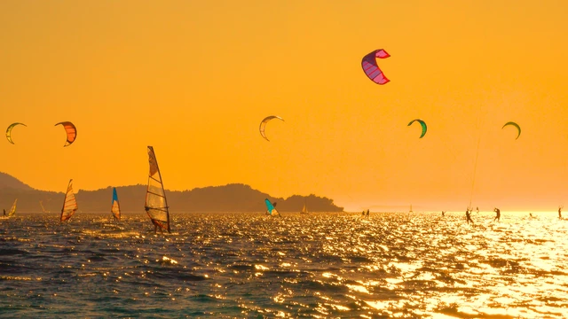 Lezione privata per due di windsurf al tramonto a Torbole